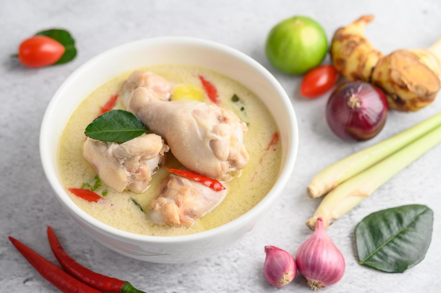 tom kha kai, thailändsk kokosnötsoppa foto