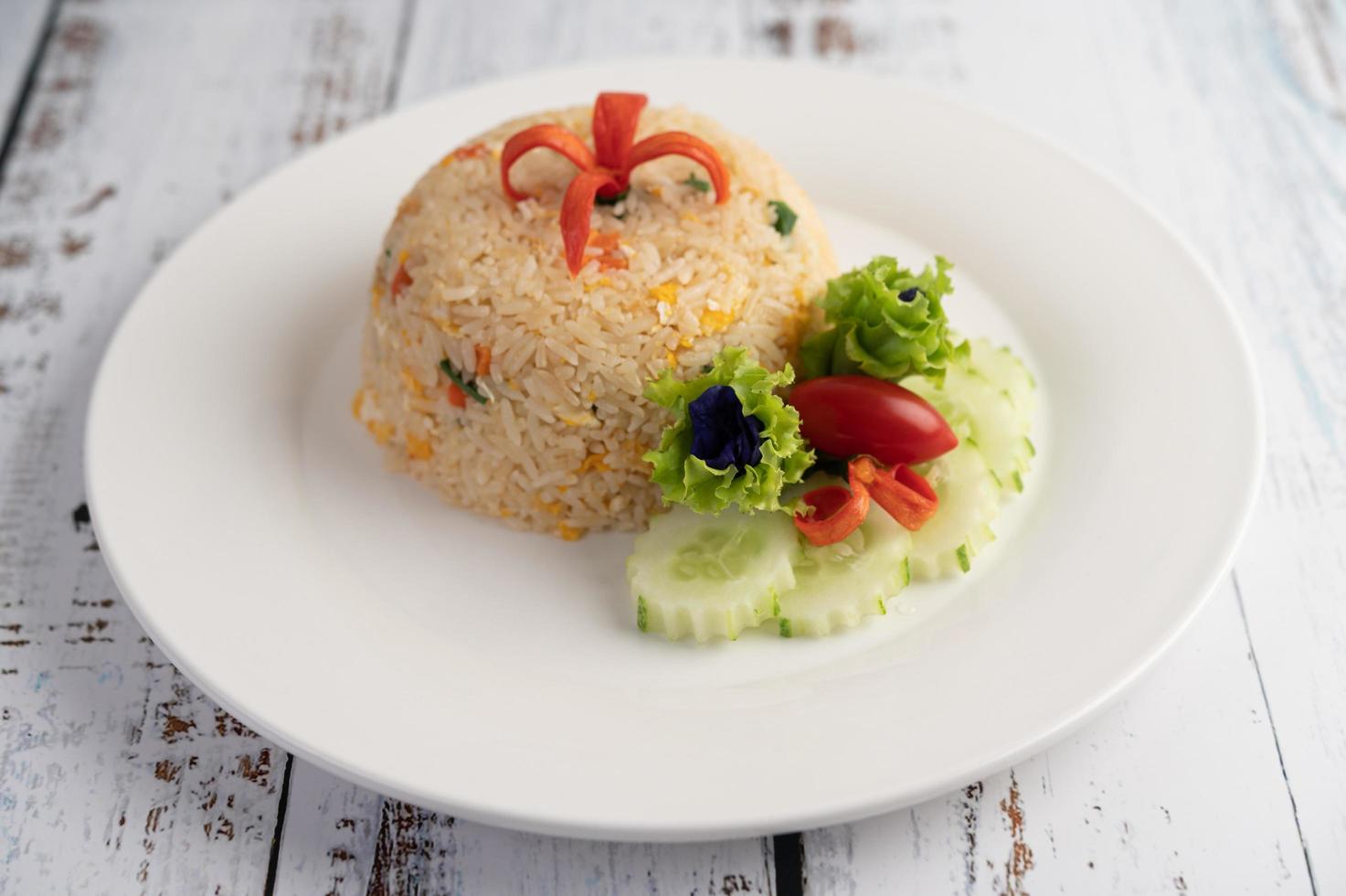 stekt ris med ägg på en träbakgrund foto