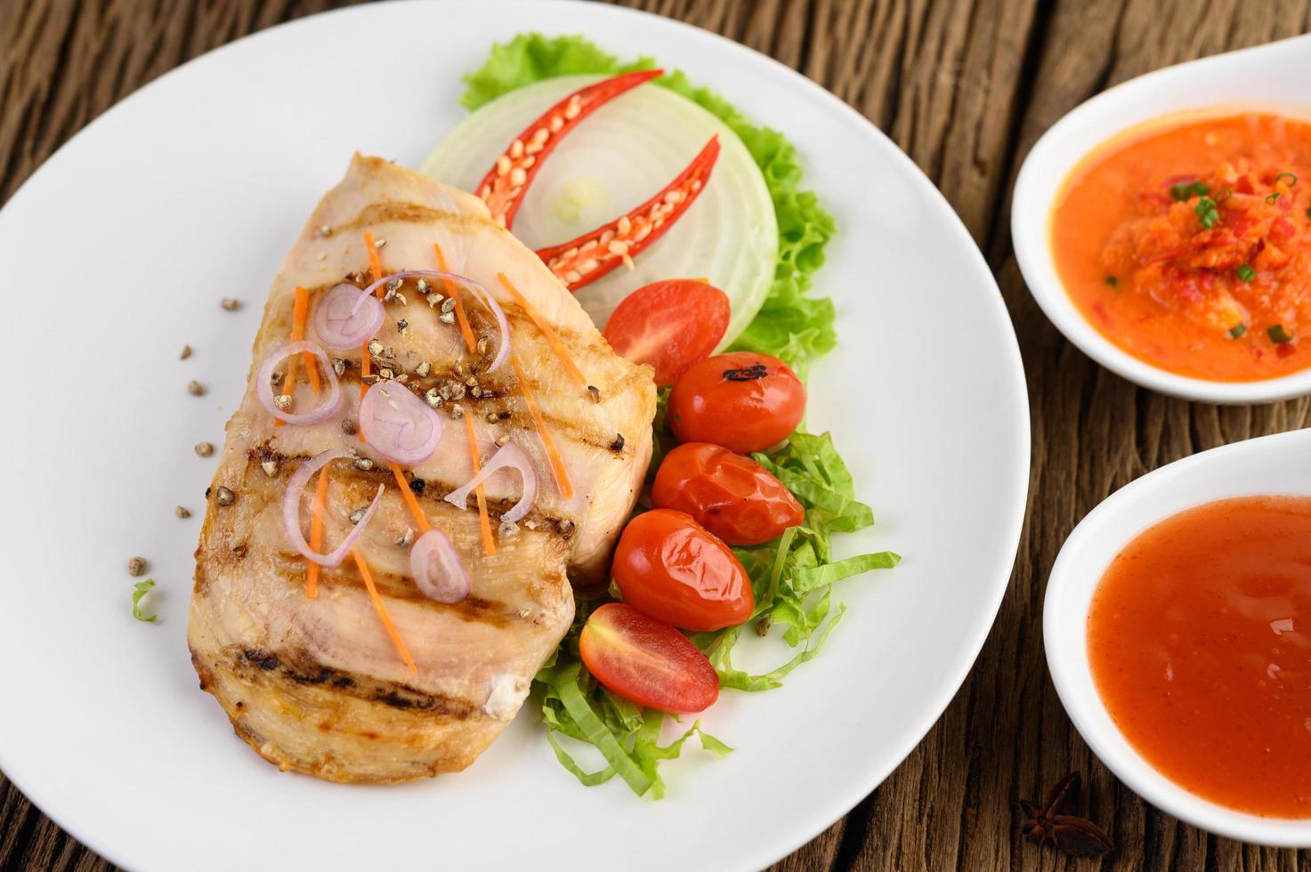 grillad kyckling med grillade grönsaker och sallad foto