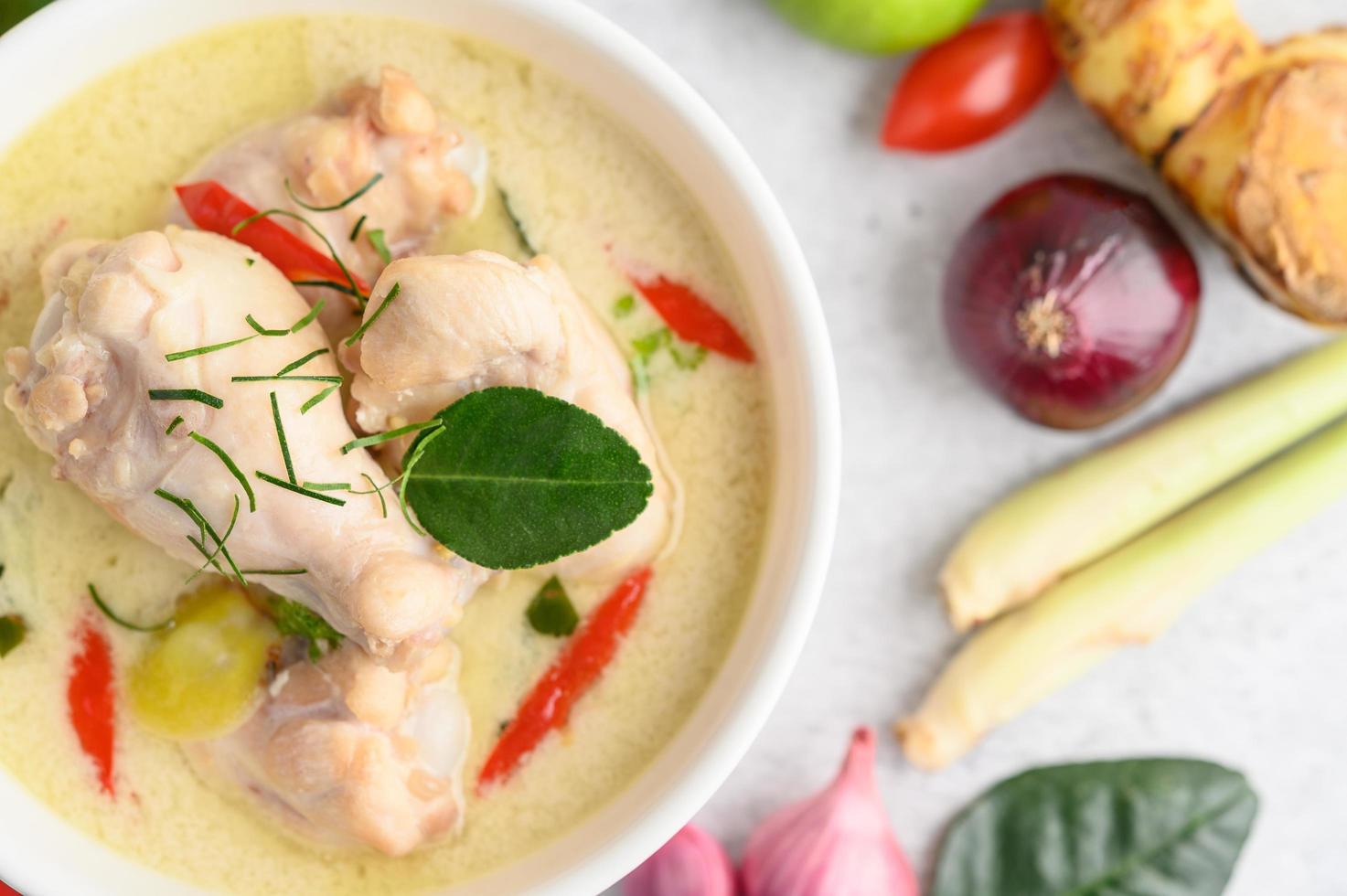 tom kha kai, thailändsk kokosnötsoppa foto