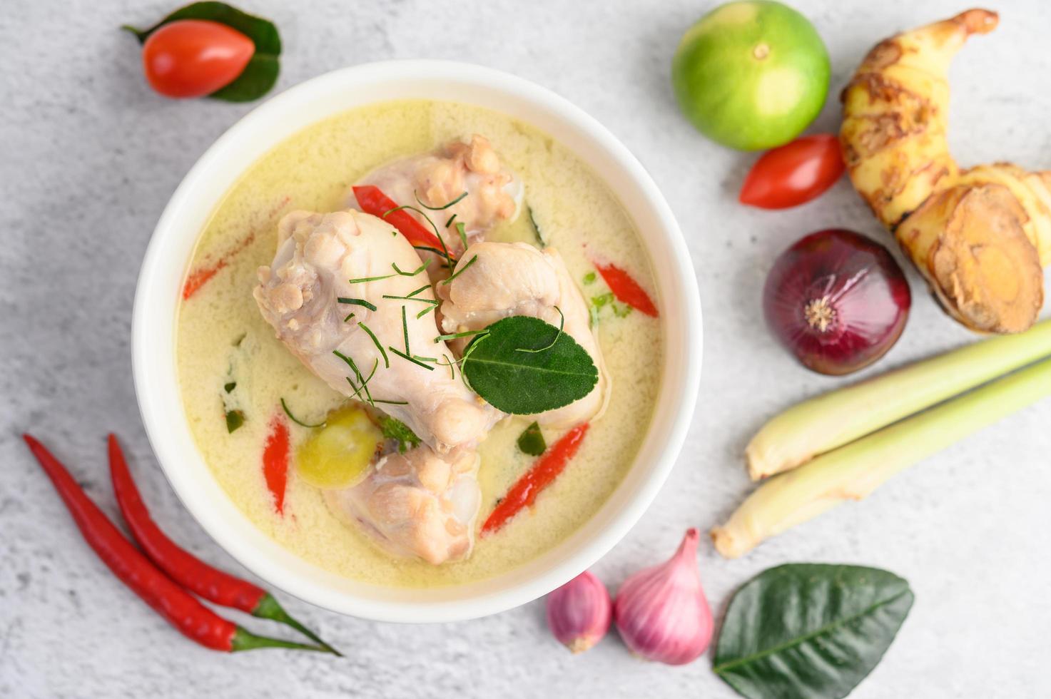 tom kha kai, thailändsk kokosnötsoppa foto