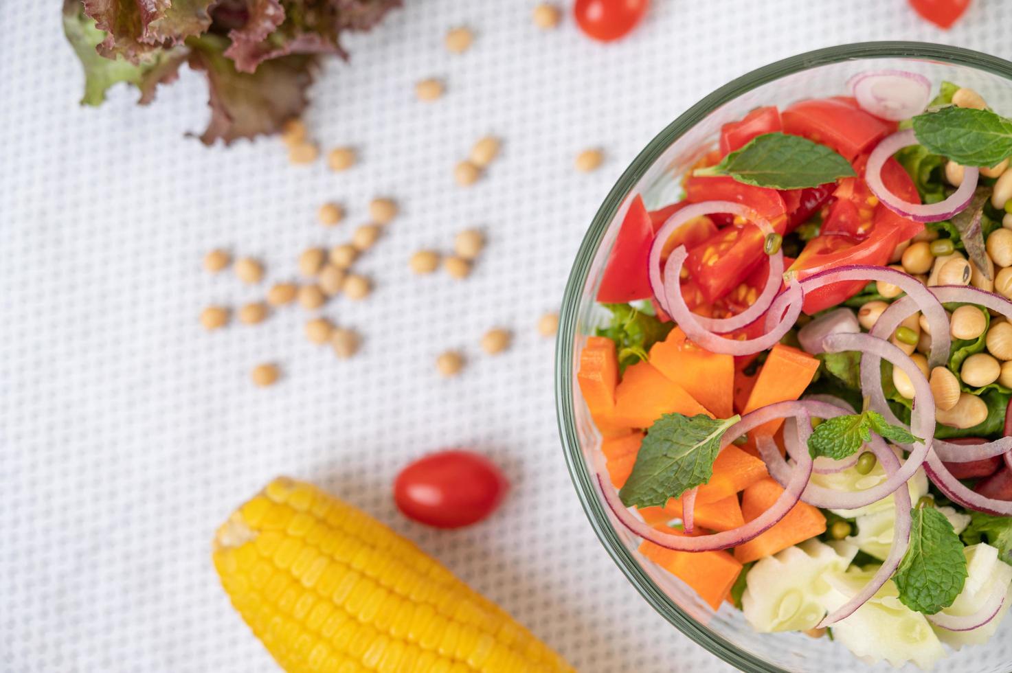 färsk grönsaks- och fruktsallad i en glasskål foto