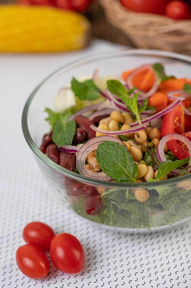 färsk grönsaks- och fruktsallad i en glasskål foto