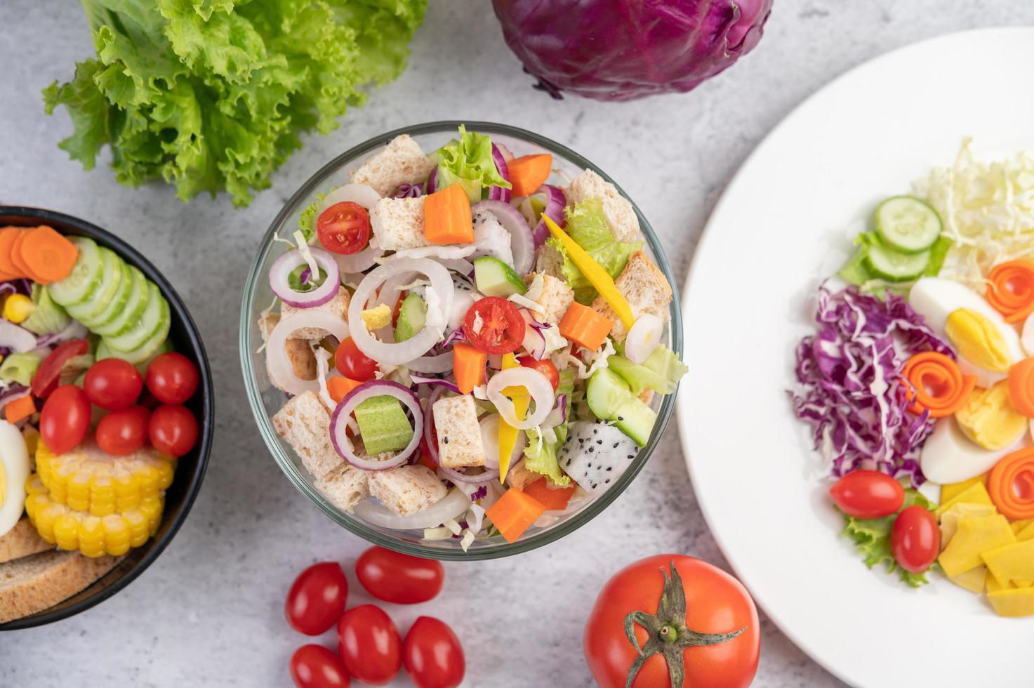 en pläterad sallad med grönsaker foto