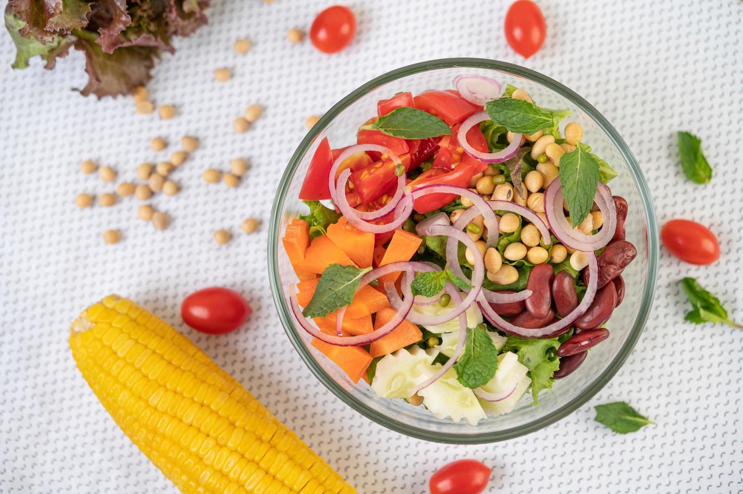 färsk grönsaks- och fruktsallad i en glasskål foto