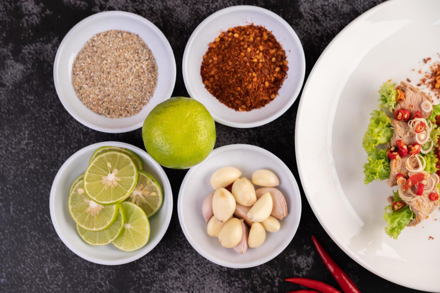 kryddig fläsksallad med galangal, citron, chili och vitlök foto