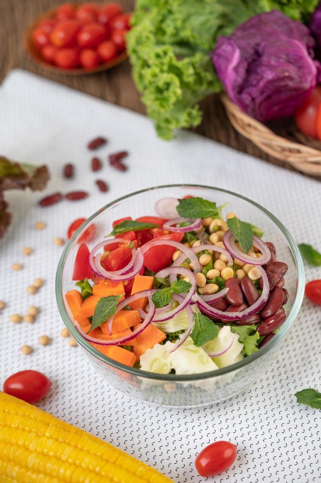 färsk grönsaks- och fruktsallad i en glasskål foto