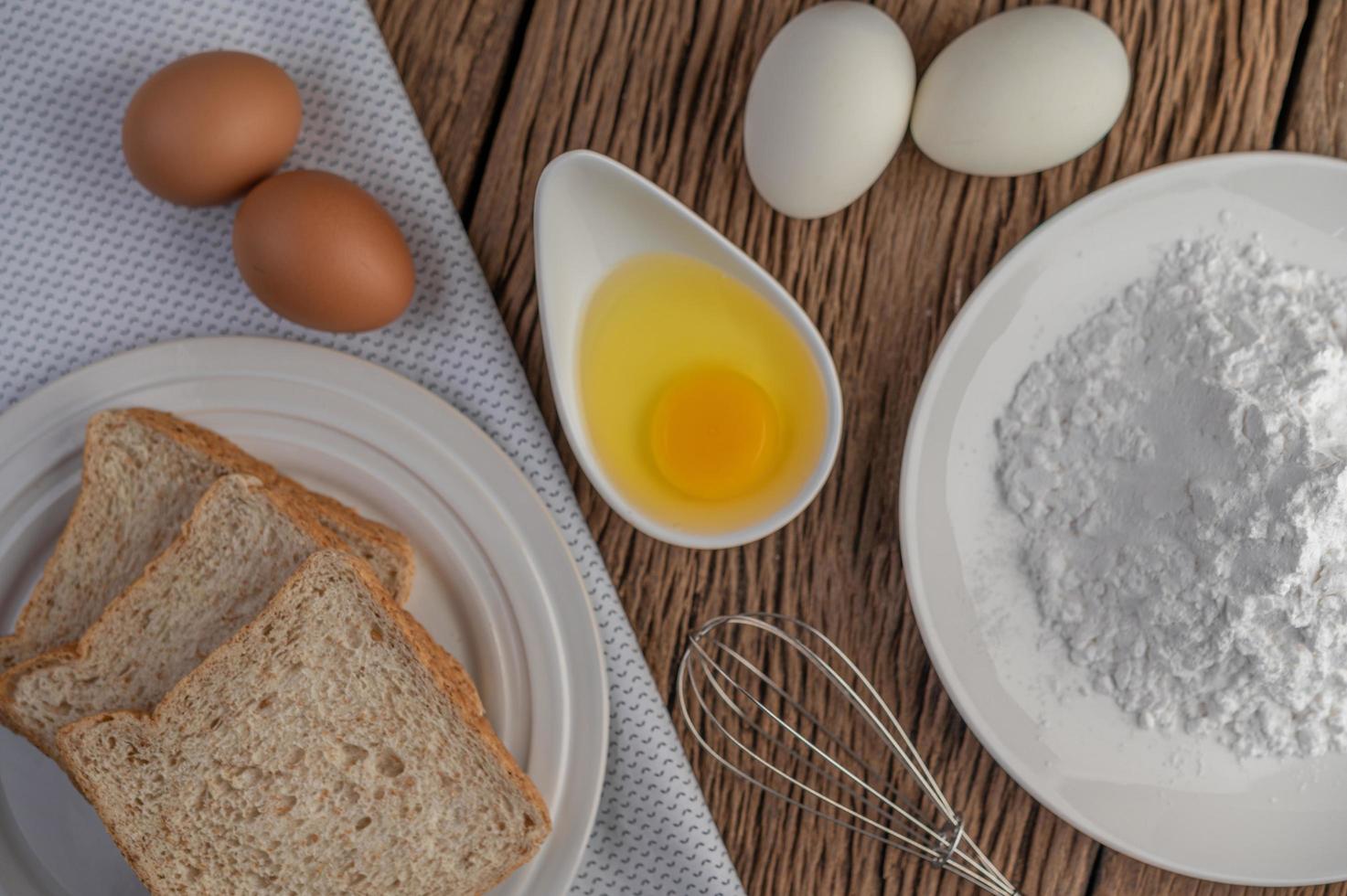 ägg, bröd och tapiokamjölingredienser foto