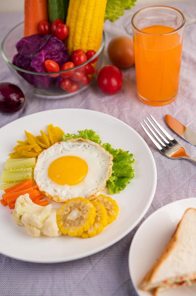 stekt äggfrukost med grönsaker och juice foto