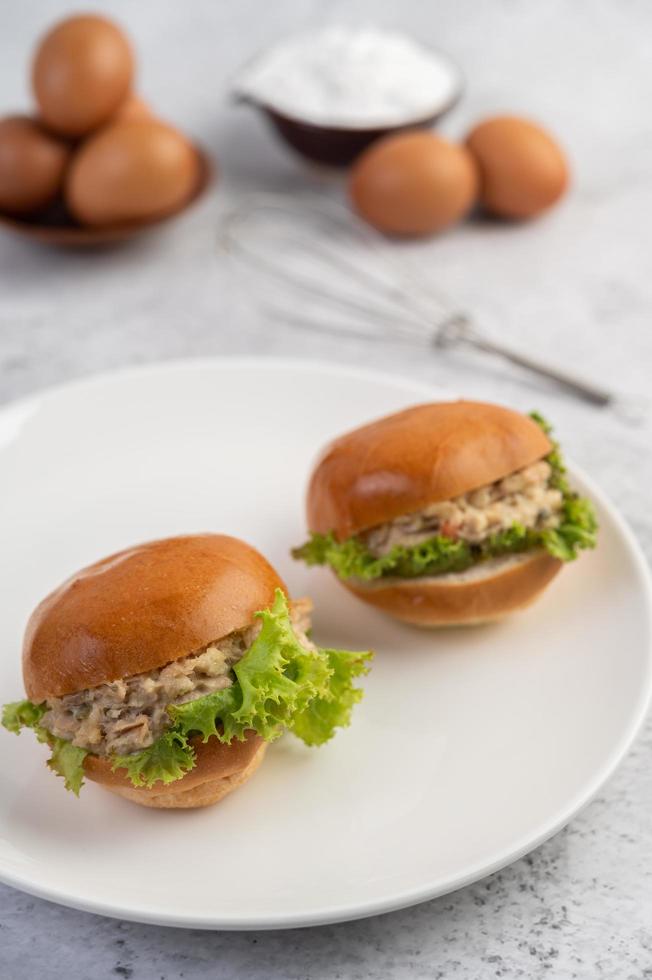 tonfisk sallad med bröd och sallad foto