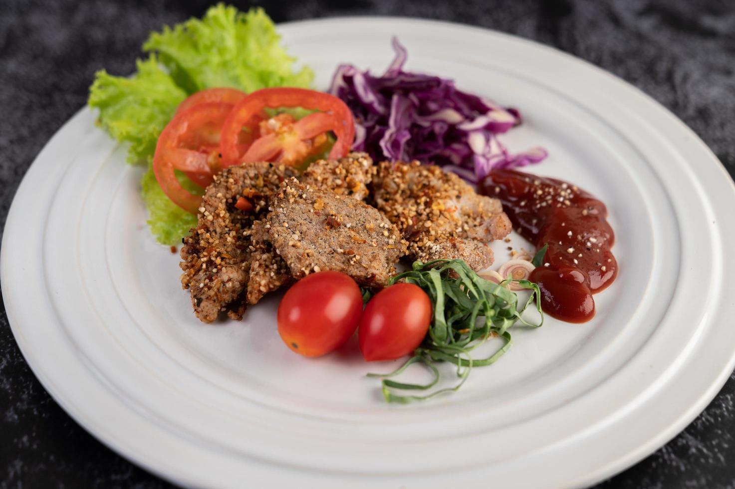 pläterad fläsksallad med paprika, tomat, citron, lime, vitlök och sallad foto