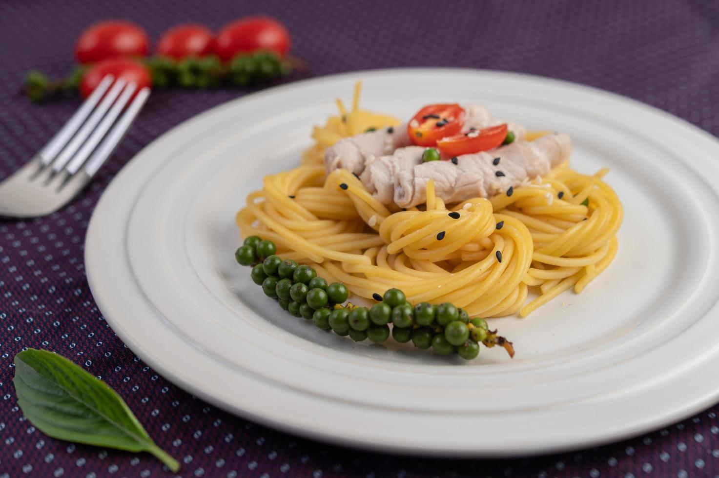 gourmetspaghetti ordnat vackert på en vit tallrik foto