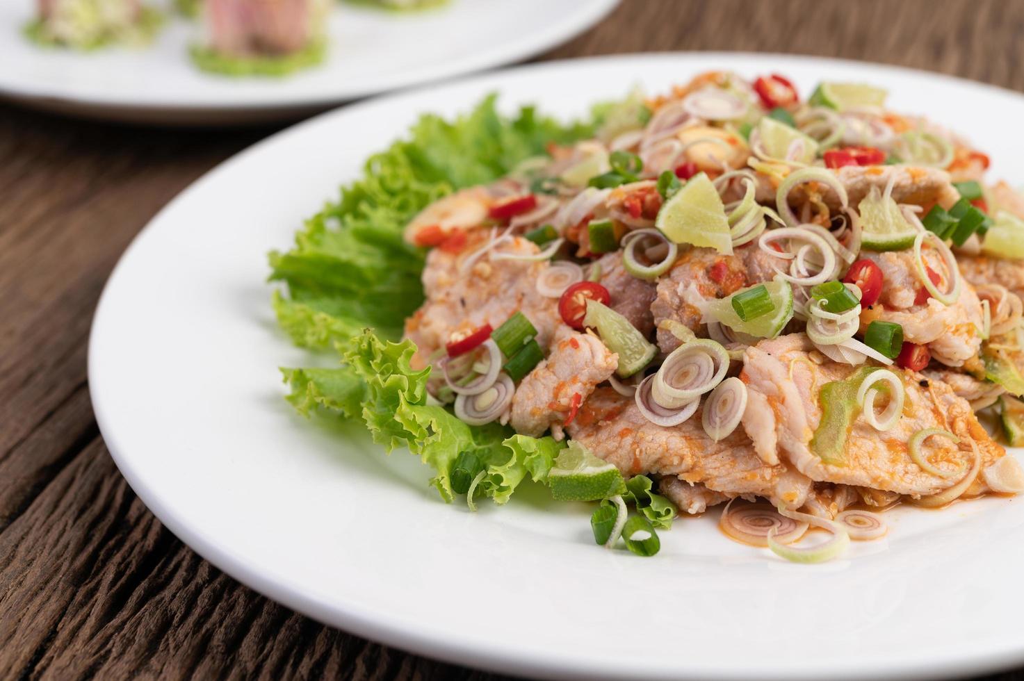 kryddig fläsksallad med galangal, citron, chili och vitlök foto