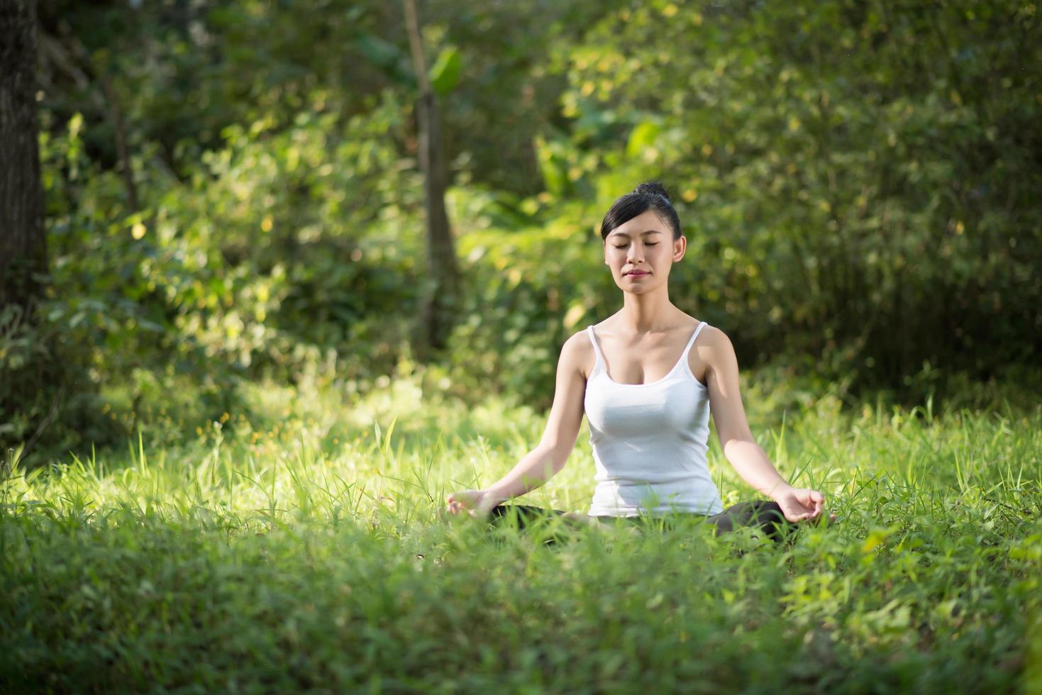 kvinna i yoga poserar utomhus i naturen foto