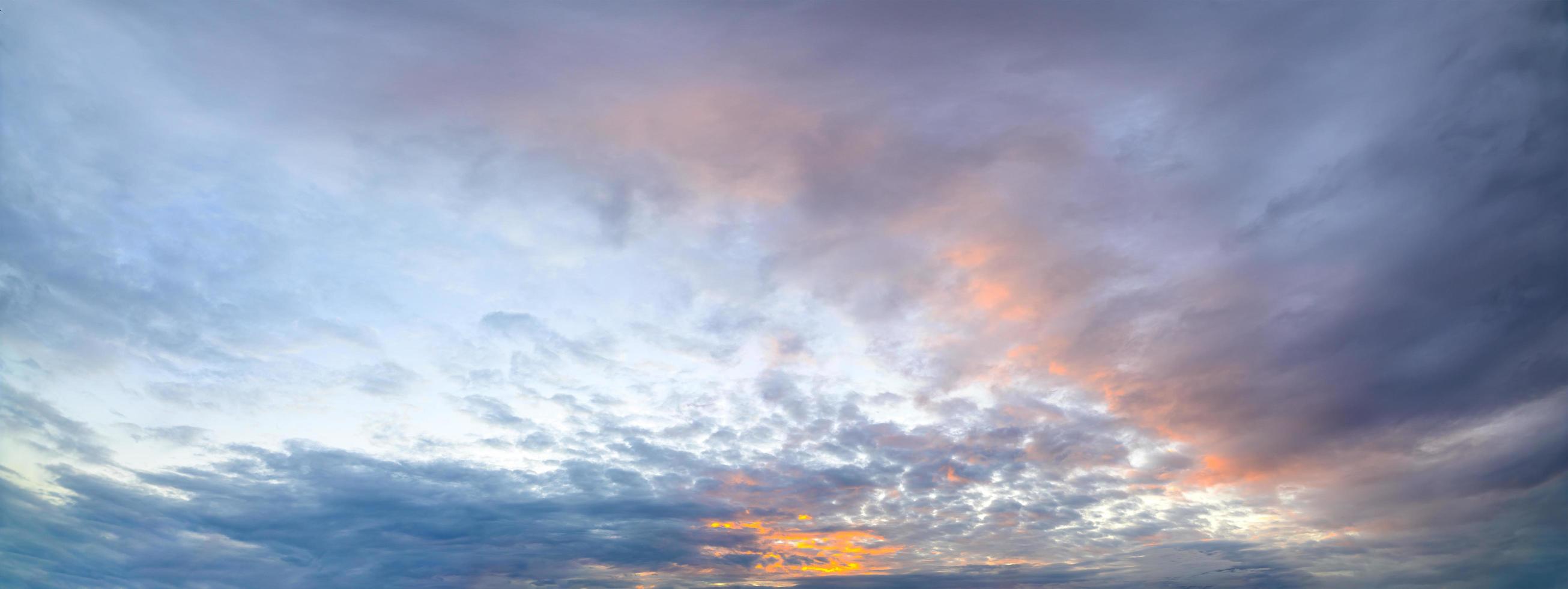 himmel och moln vid solnedgången foto