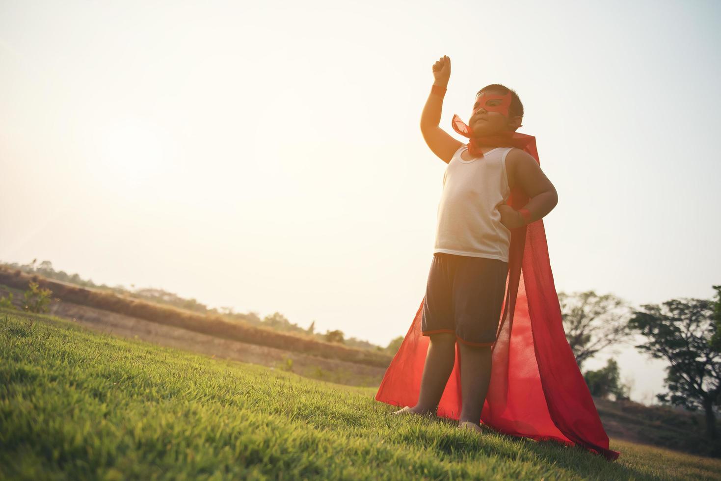 super boy står för att visa superkrafter foto