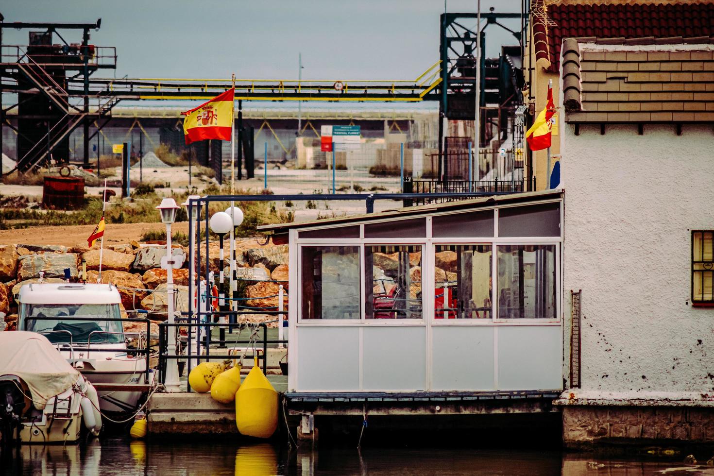 spanien, 2020 - vit och blå båt på bryggan under dagtid foto