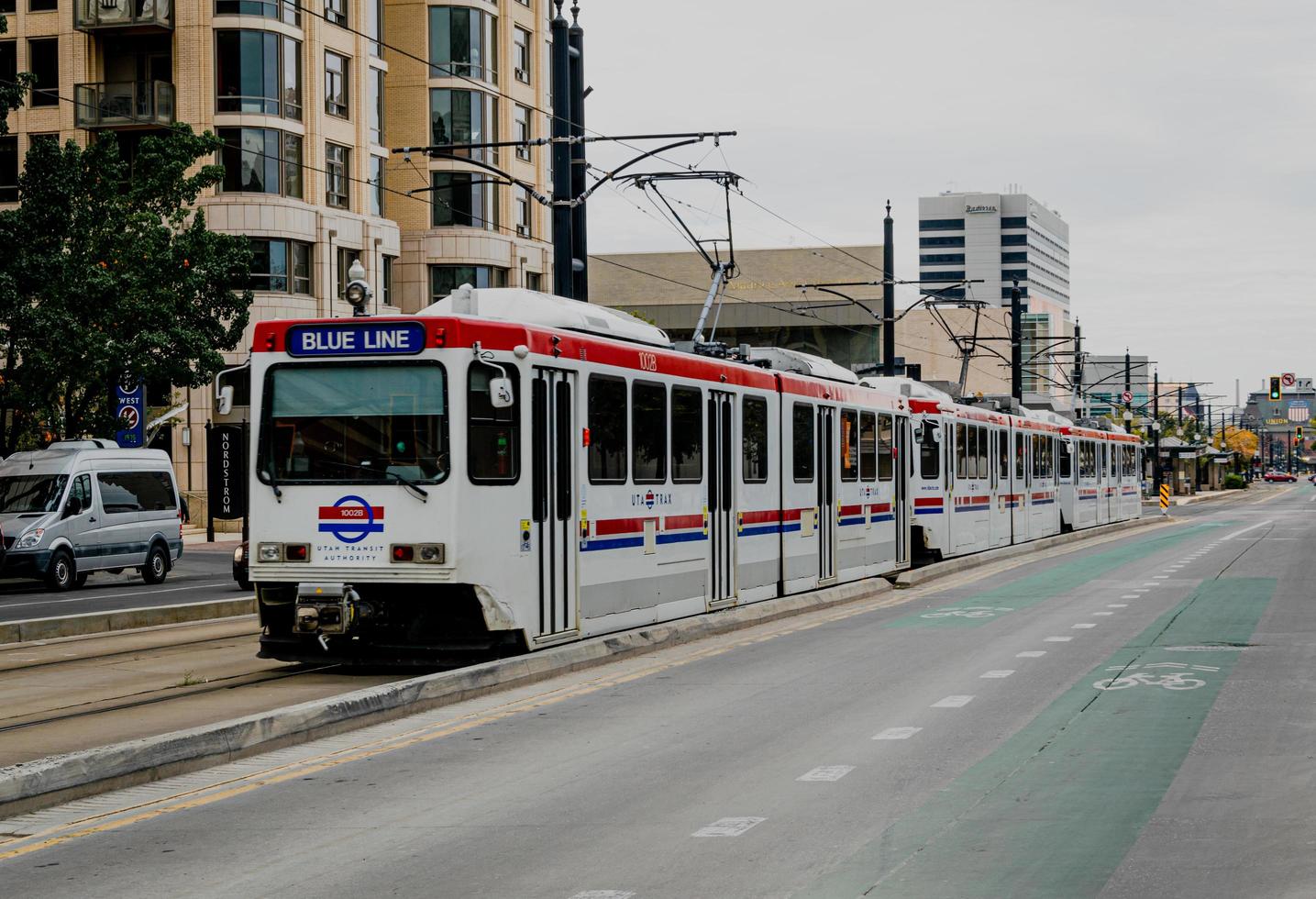 salt lake city, ut, 2020 - vit och röd spårvagn på väg under dagtid foto