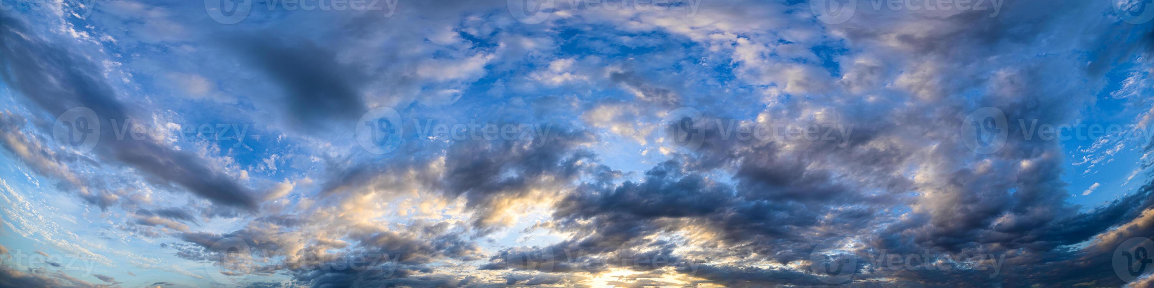 himmel och moln vid solnedgången foto