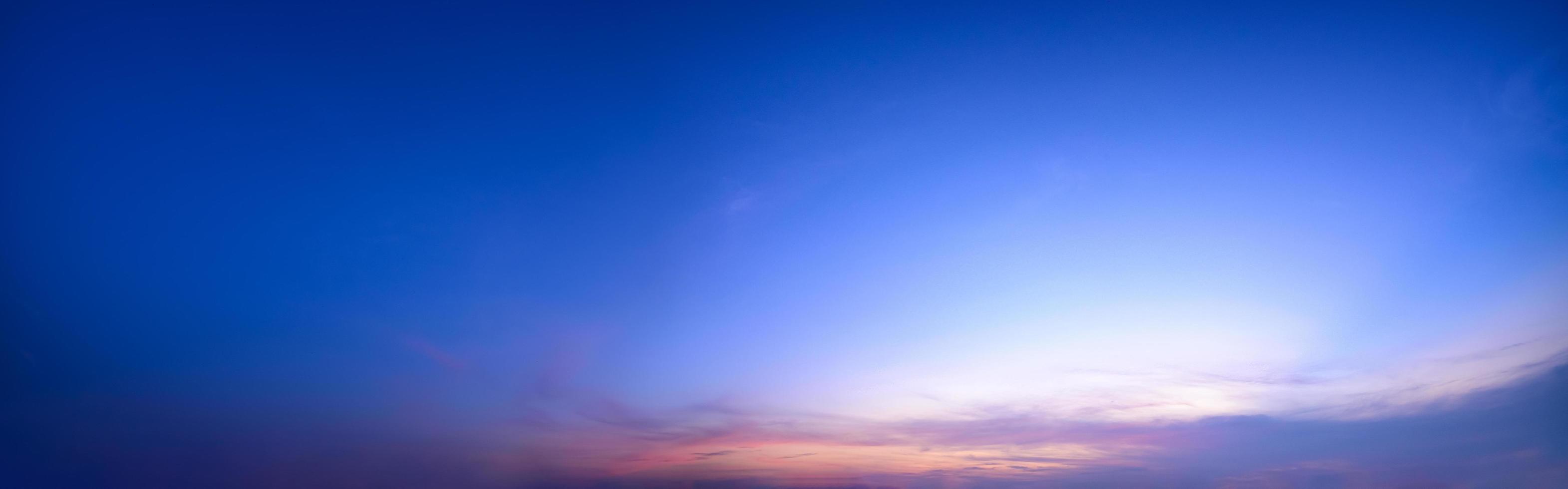 panoramahimmel och moln vid solnedgången foto