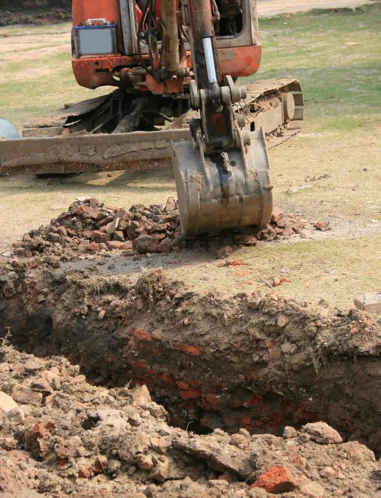 traktor som gräver upp jorden foto