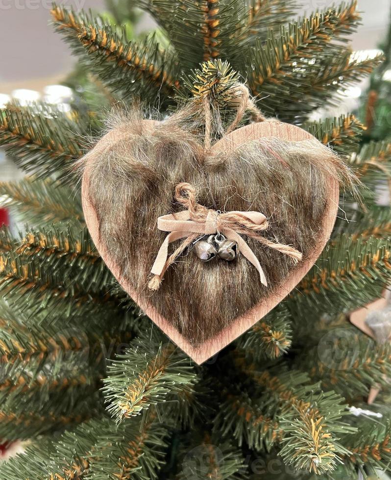 noll avfall. eco jul träd dekor leksak - trä- hängsmycke är dekorerad med päls, band och klocka, utan plast. perfekt innehåll för reklam baner, gåva kort eller kreativ projekt. foto