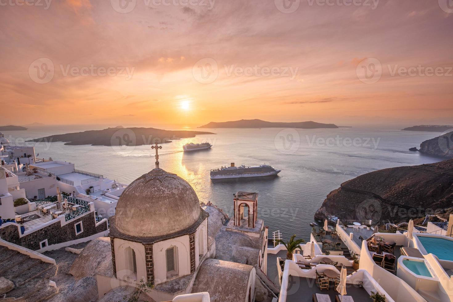 bra kväll se av santorini ö. pittoresk vår solnedgång på de känd grekisk tillflykt fira, Grekland, Europa. reser begrepp bakgrund. skön solnedgång landskap av känd semester landskap foto