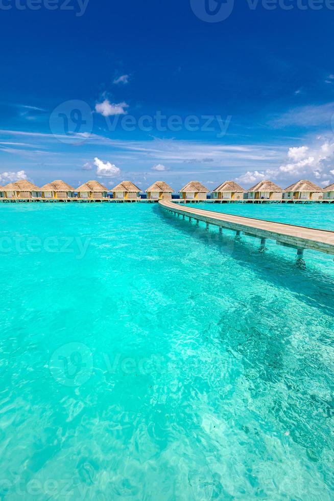 maldiverna paradis bakgrund. tropisk antenn landskap, marinmålning med lång pir, vatten villor, Fantastisk hav himmel och lagun strand, tropisk natur. exotisk turism destination baner, sommar semester foto