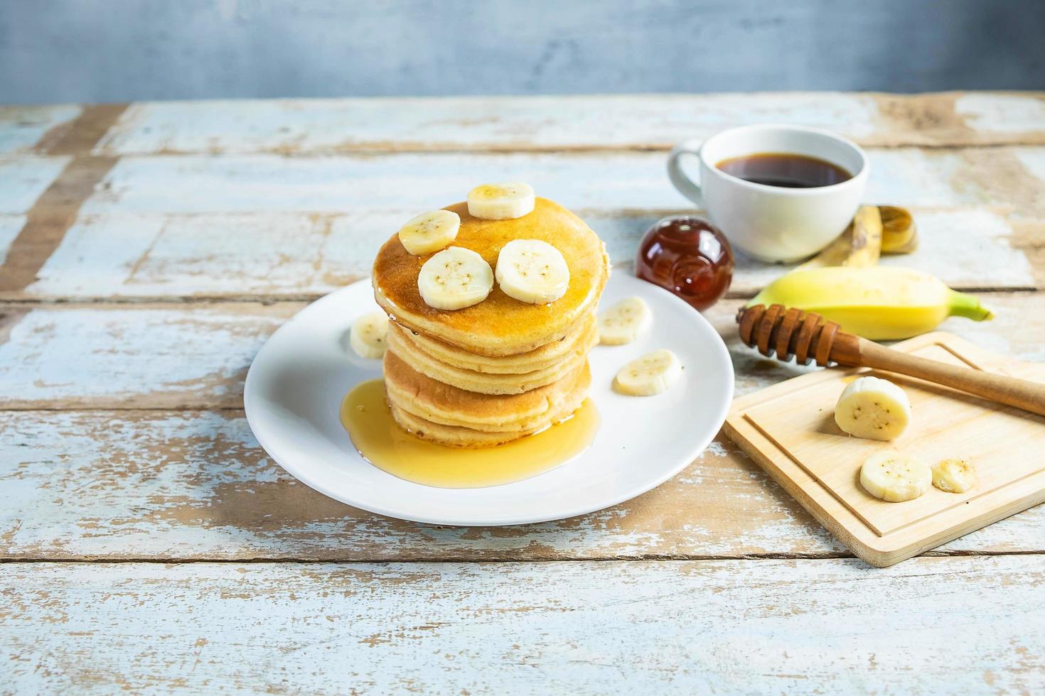 bananpannkakor med kaffe foto