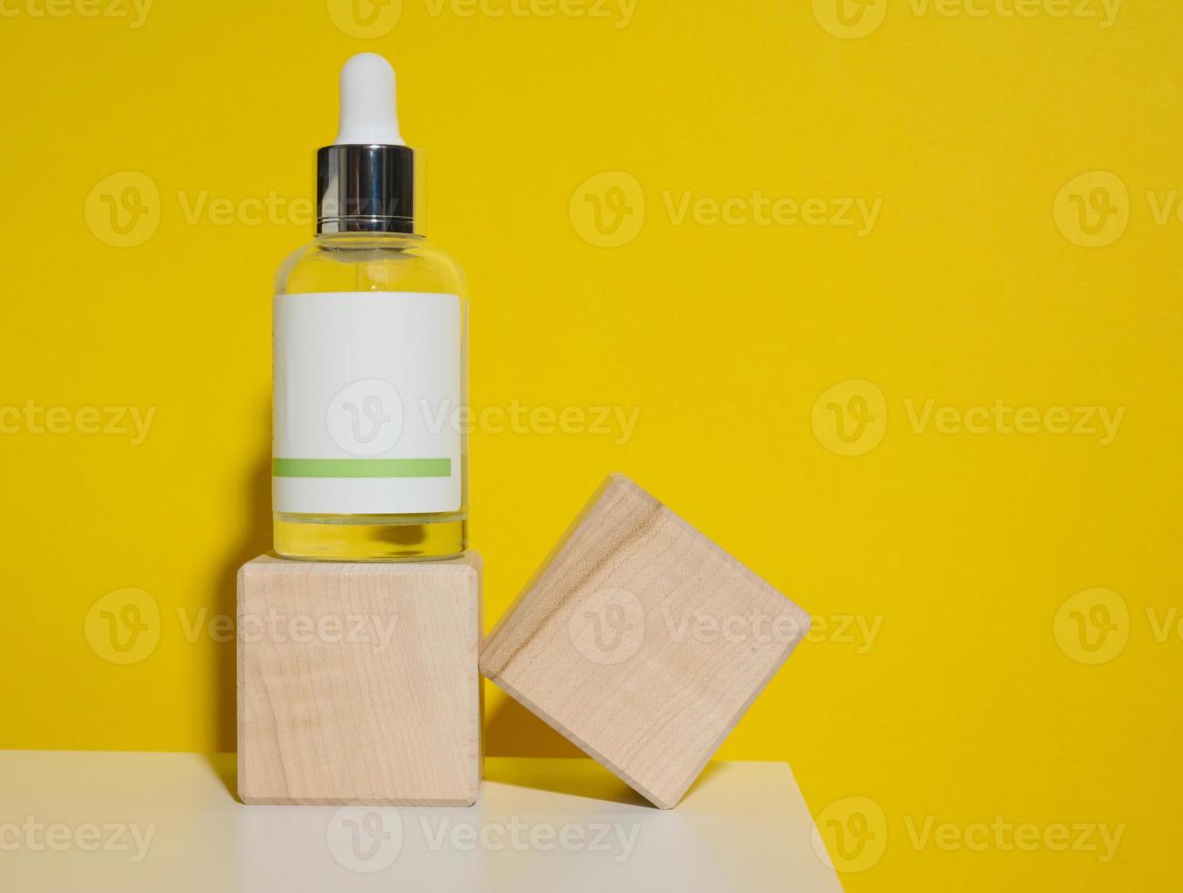 vit glas flaska med en pipett och en tömma vit märka. behållare för kosmetika, serum och olja. attrapp hudvård produkt foto