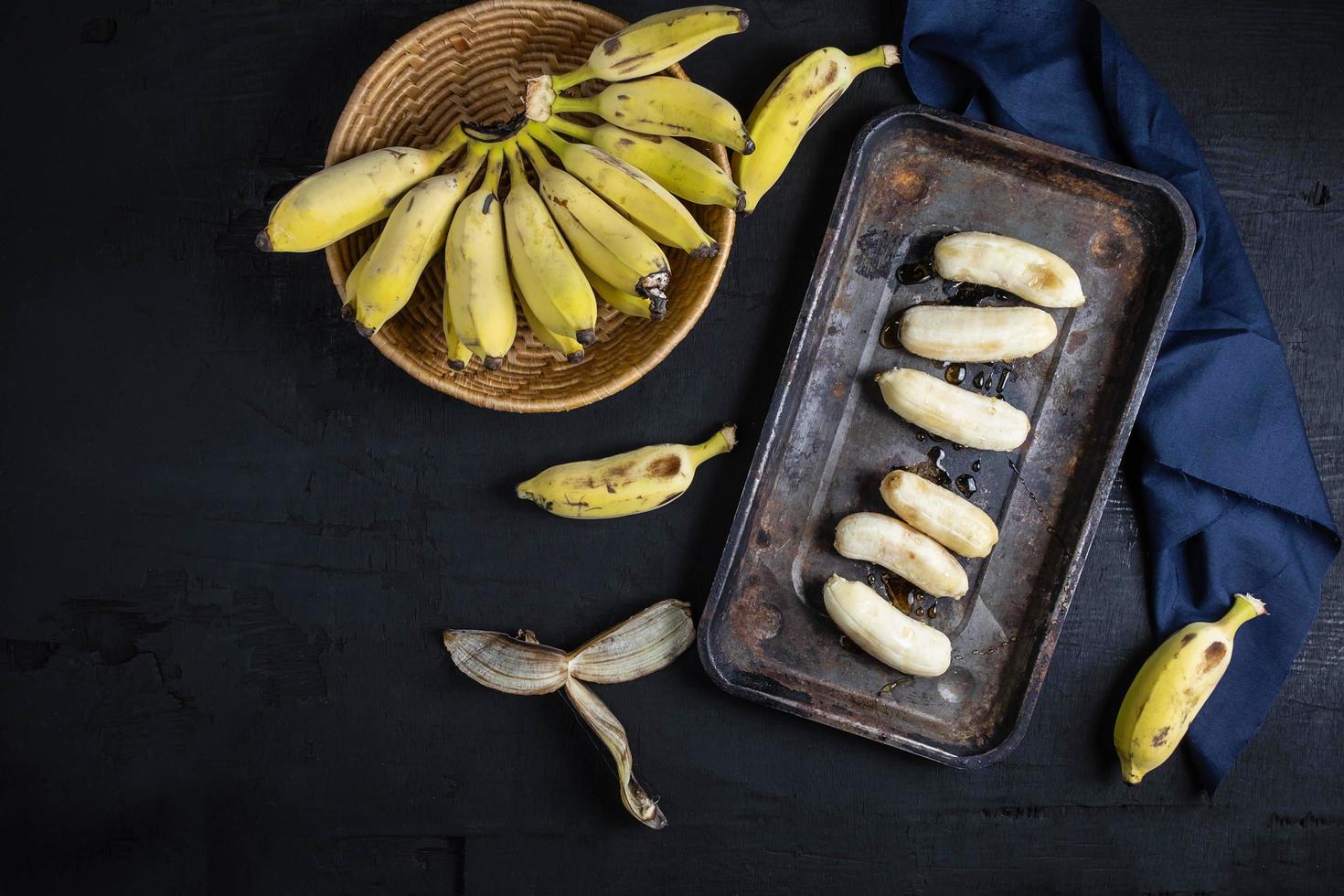 ovanifrån av bananer på mörk bakgrund foto