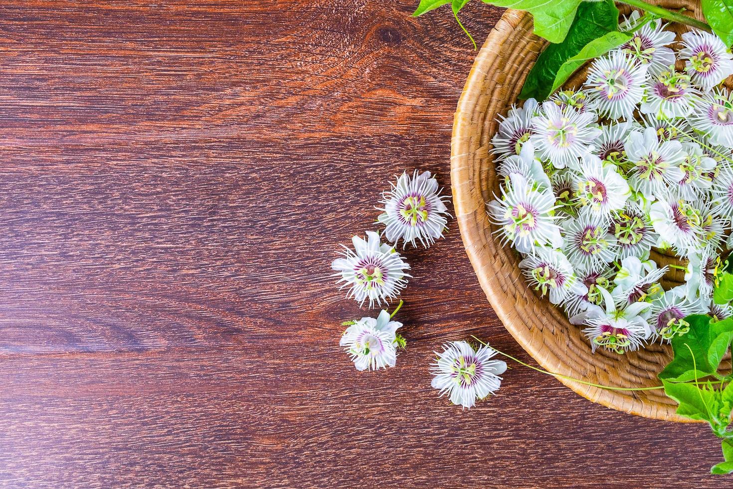 blommor i en korg på en träbakgrund foto