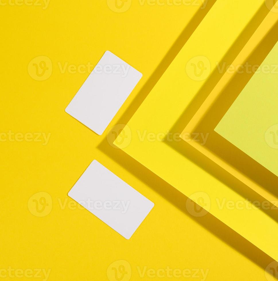 tom vit rektangulär företag kort på kreativ gul bakgrund från ark av papper med skugga foto