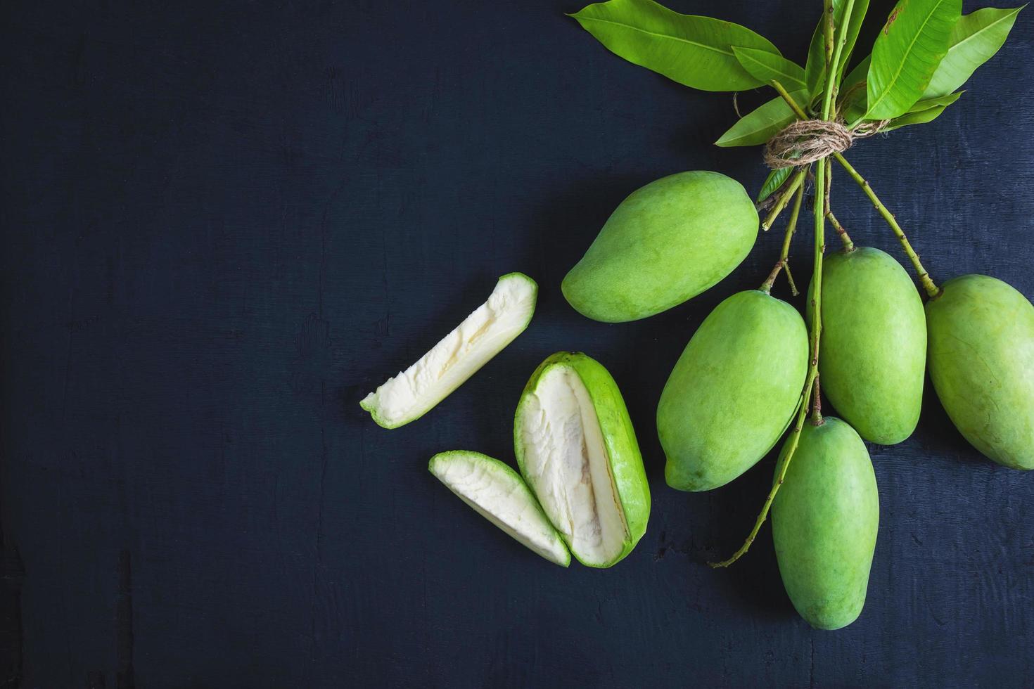 mangofrukt på bordet foto