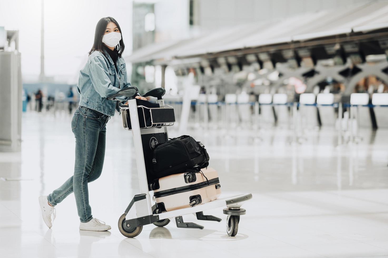 kvinna som bär mask på flygplatsen foto