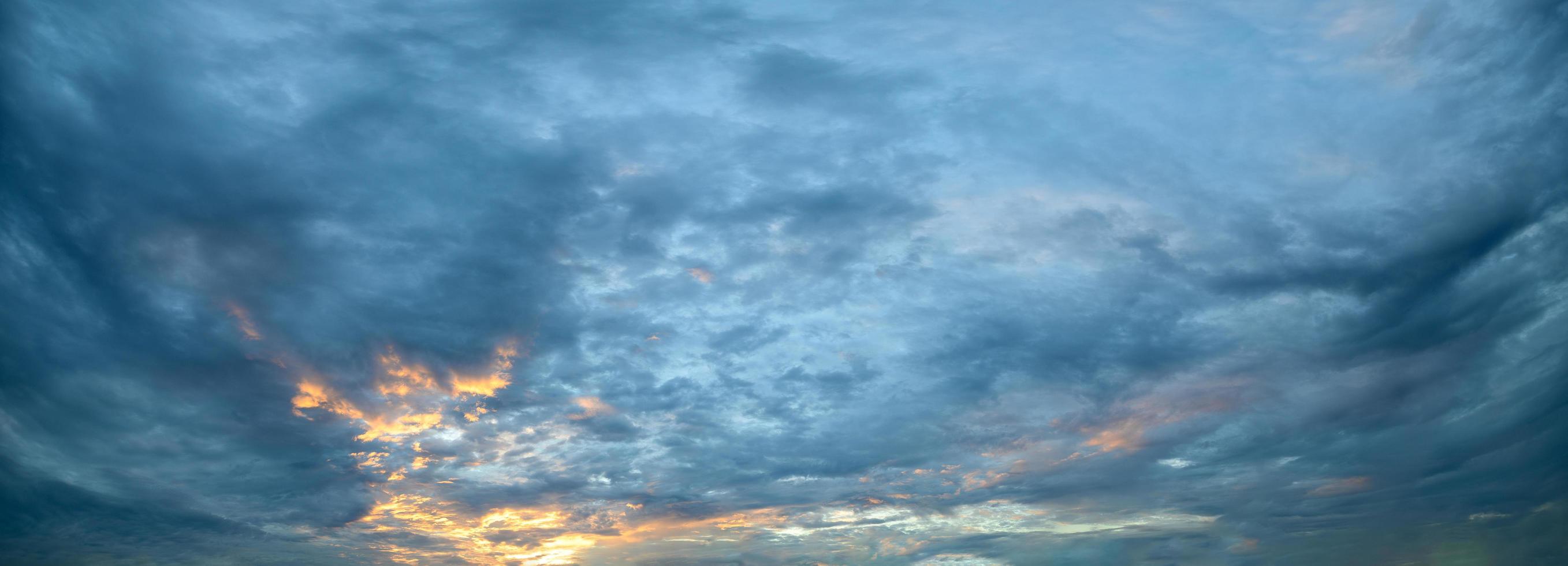 himmel och moln vid solnedgången foto