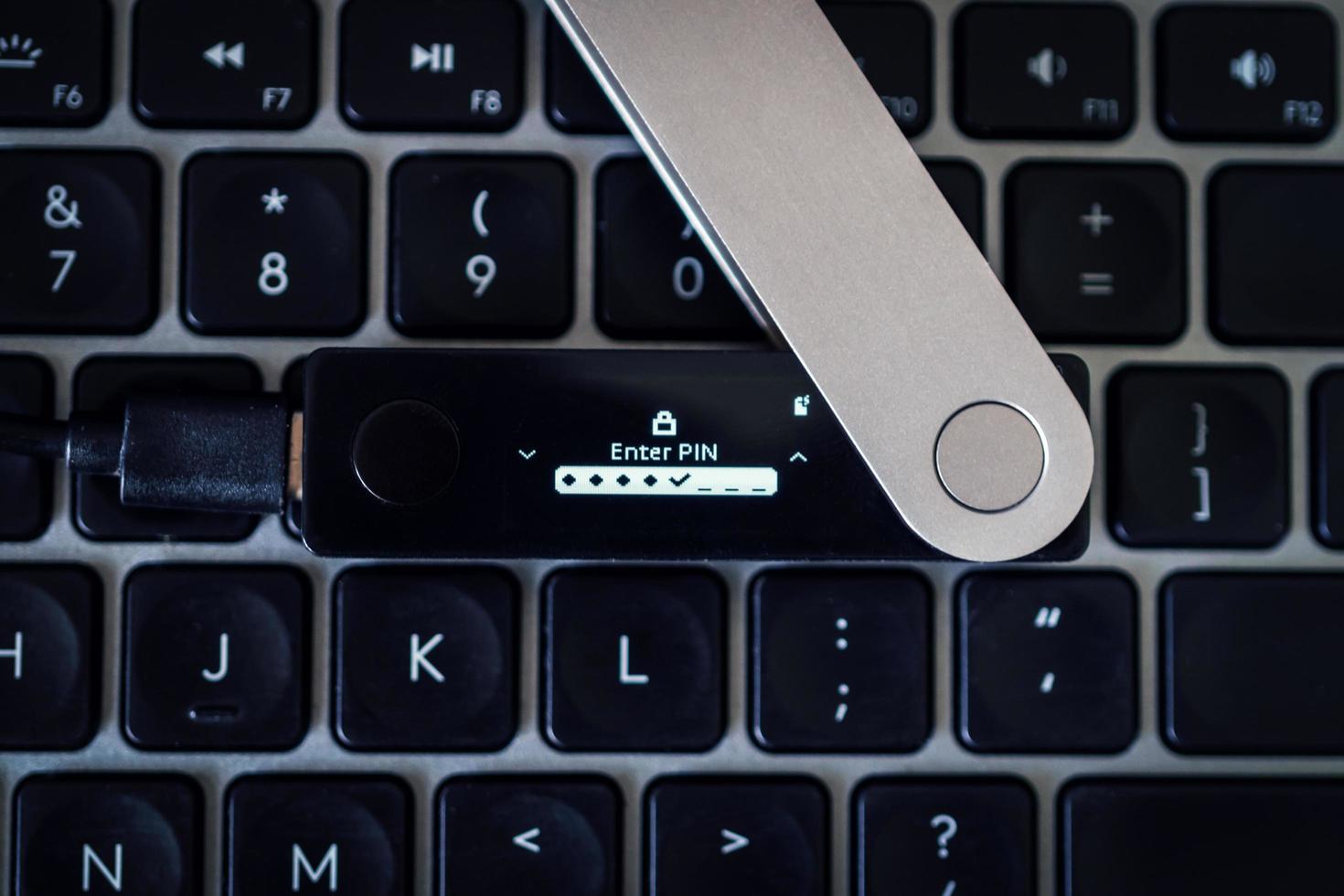hårdvara plånbok för kryptovaluta på tangentbord för stift koda foto