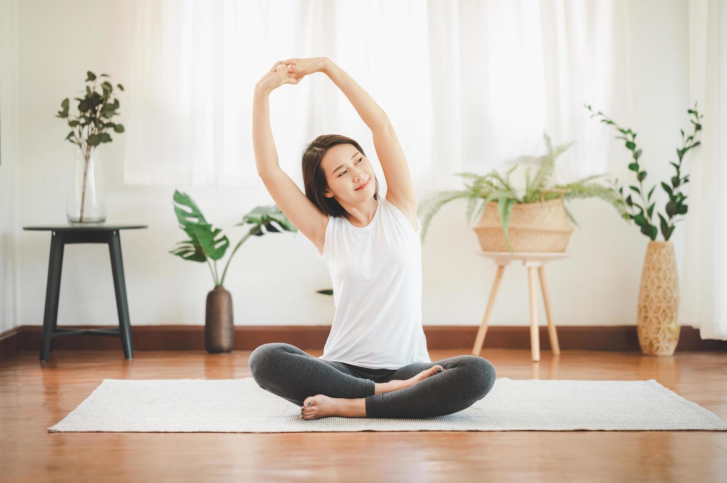 kvinna som gör yoga hemma foto