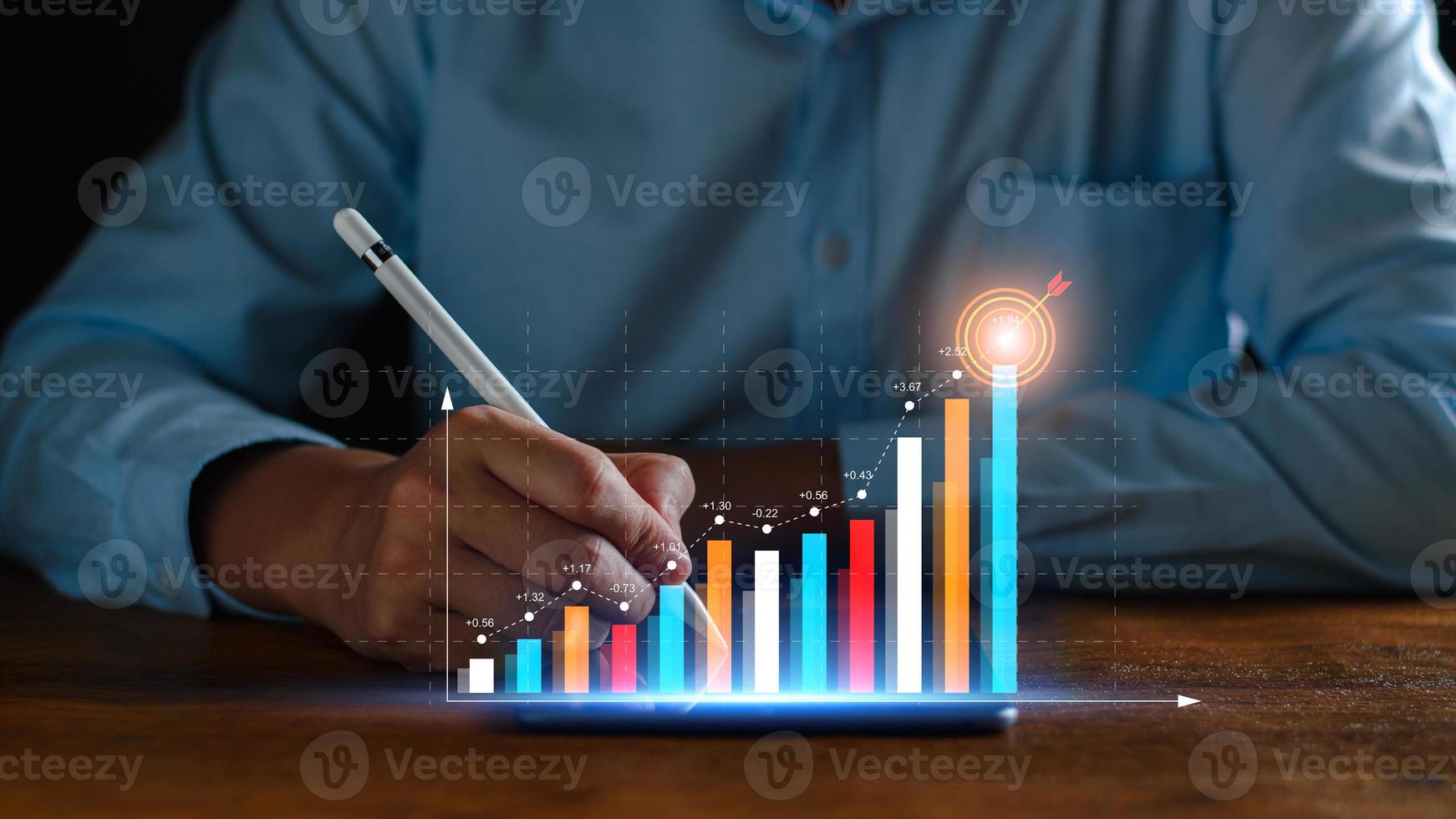 företag analys, företag vinster. affärsman analyserar vinst Diagram trender, framställning investering planer, handel lager, ekonomisk trender, miljö framtida mål. på en digital Graf data visa läsplatta. foto