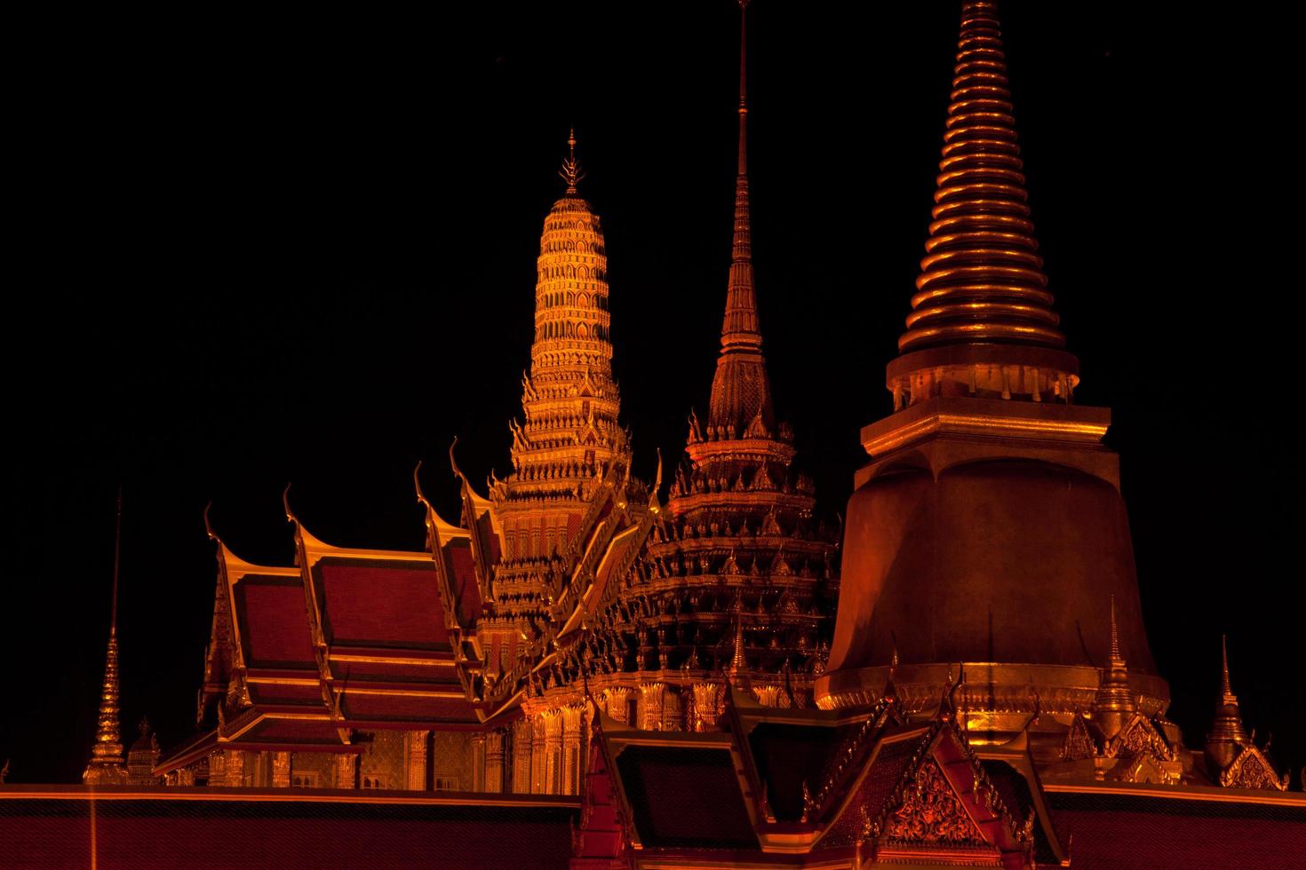 wat phra kaeo på kvällen foto