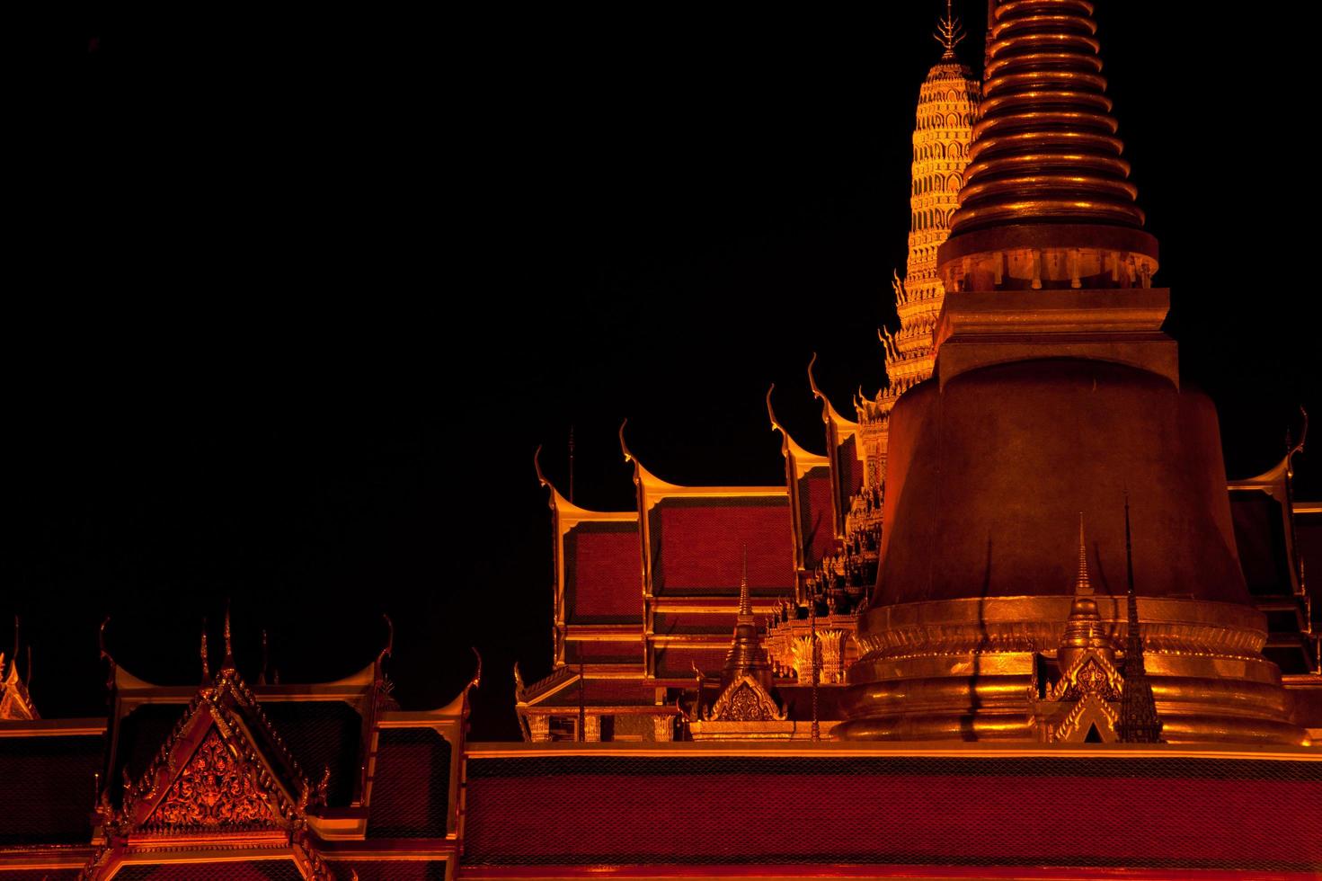 wat phra kaeo på kvällen foto