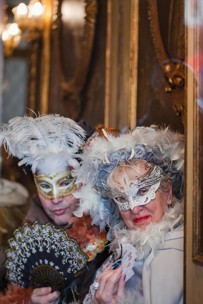 Venedig, Italien - februari, 2019 karneval av Venedig, typisk italiensk tradition och fest med masker foto