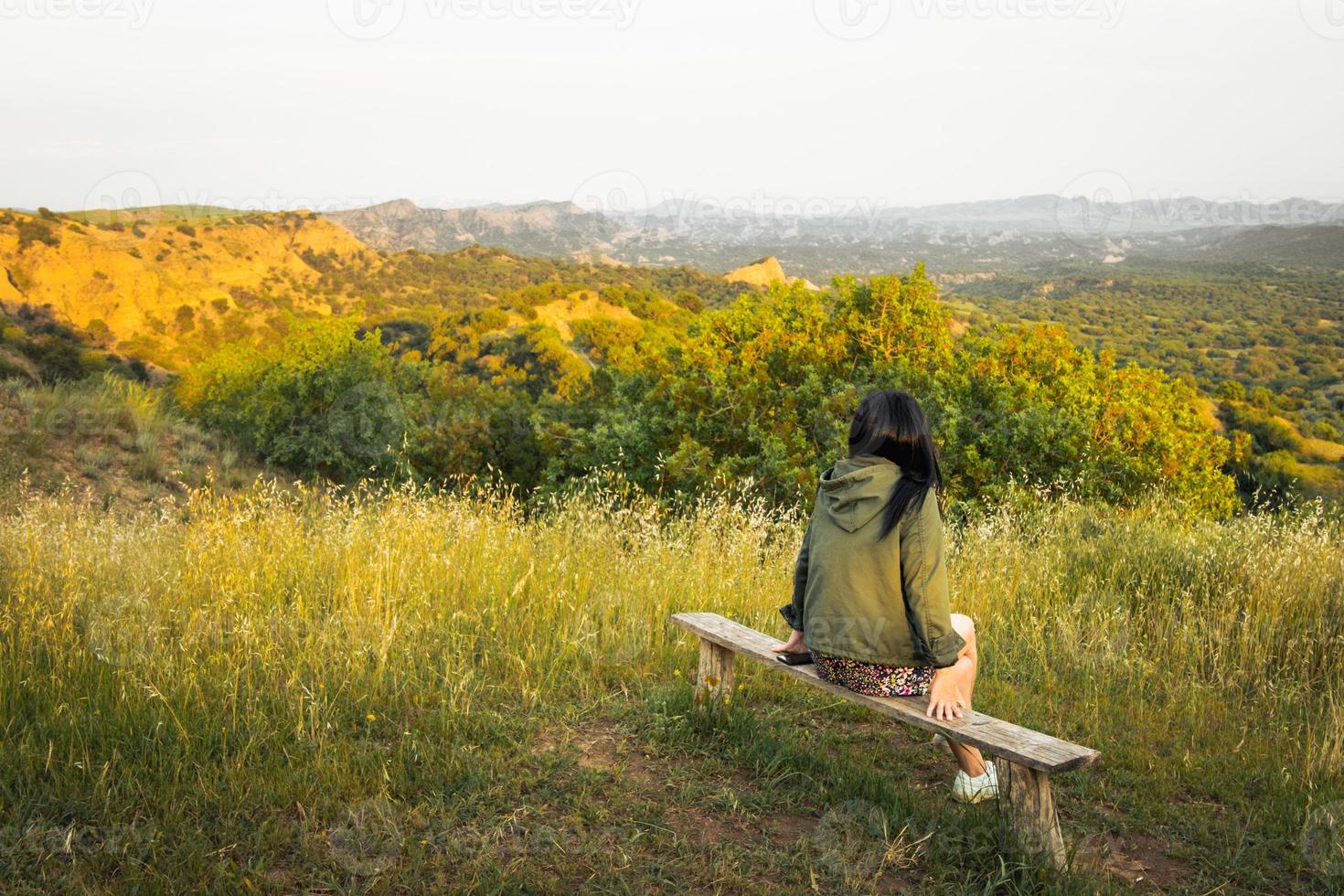 caucasian kvinna sitta ensam koppla av i natur omtänksam handla om liv på semester i vår. kvinna psykologisk välbefinnande och wellness förbindelse med natur. ensamhet och ensamhet foto