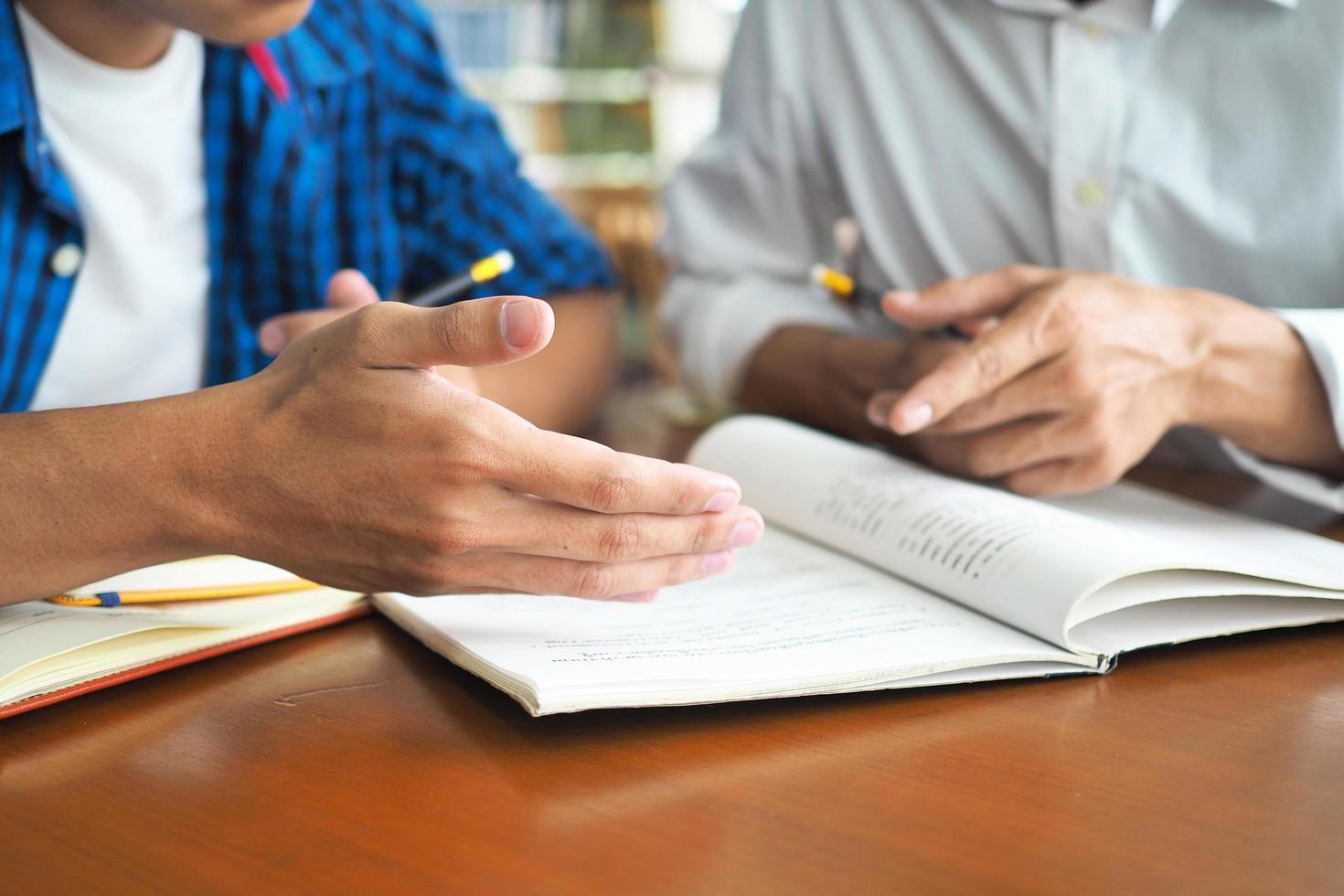 studenter är studerar och läsning tillsammans i de bibliotek. inlärning begrepp i bibliotek foto