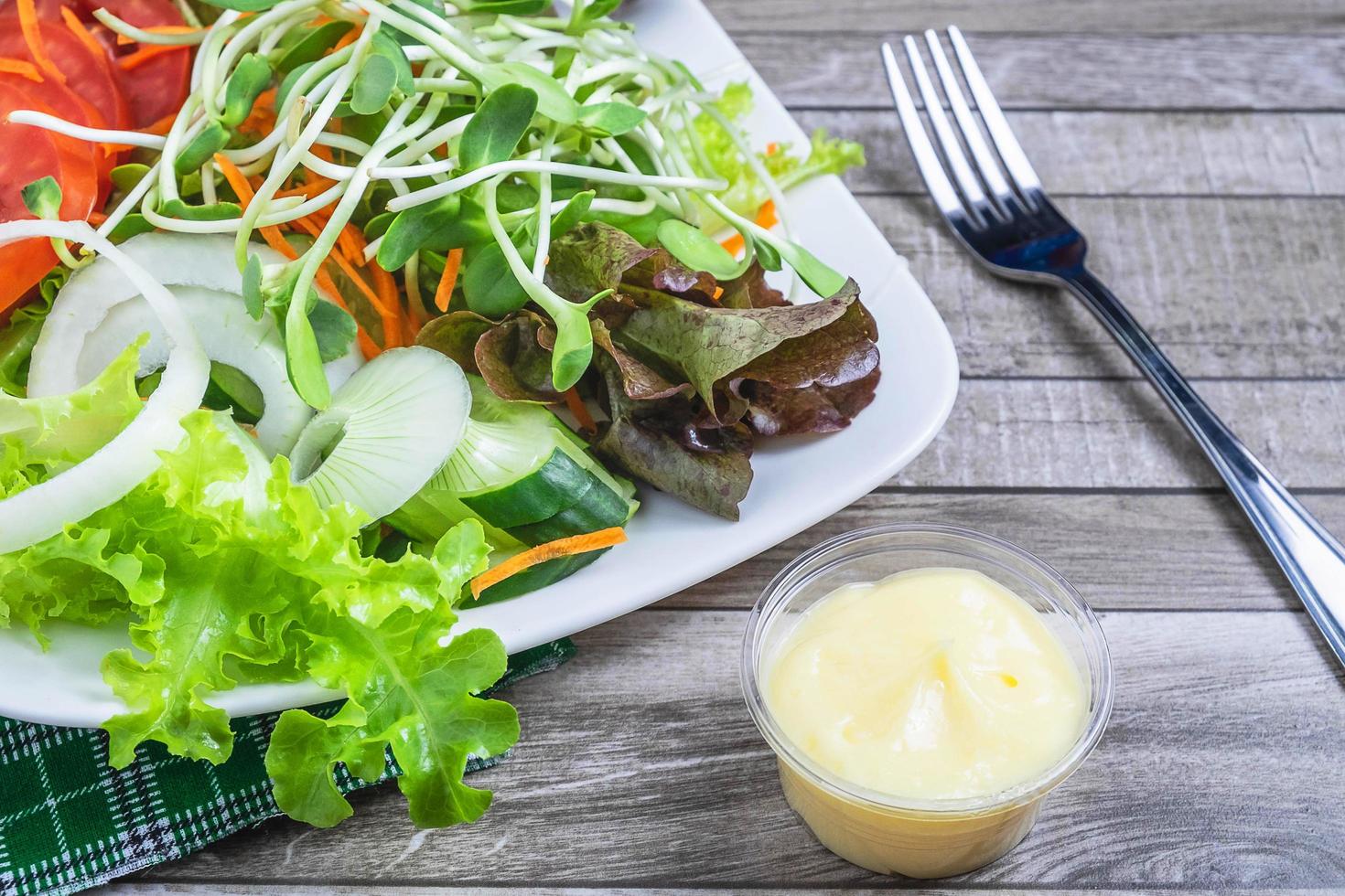 närbild av sallad på en tallrik foto