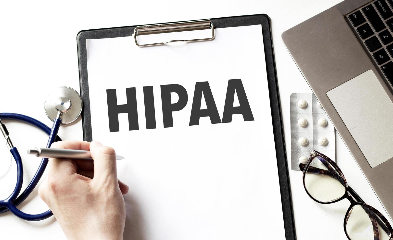 läkare innehav en penna och kort med text hipaa, medicinsk begrepp foto