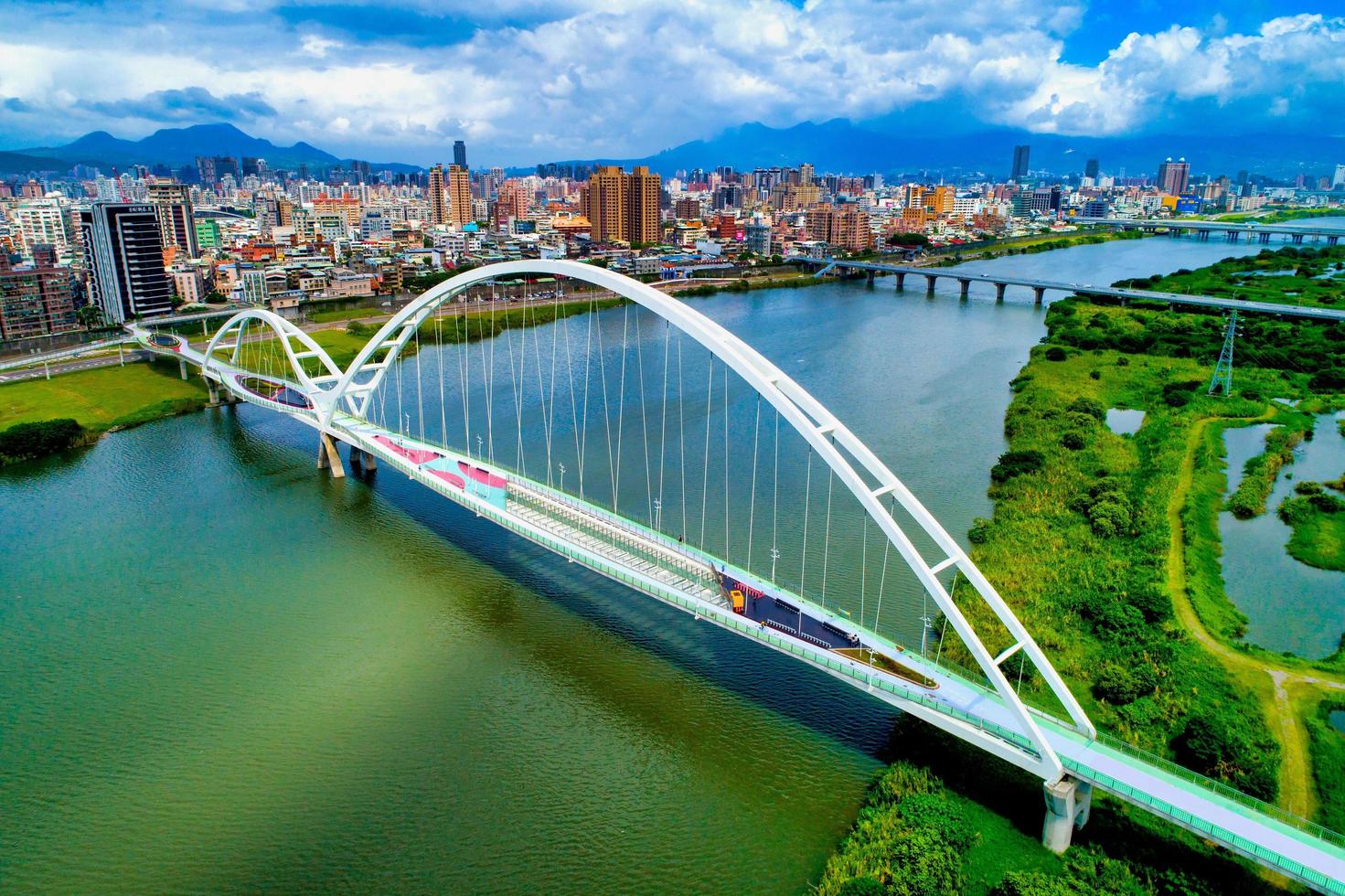 New Taipei City, Taiwan, 11 juli 2018 - Flygfoto över en bro foto