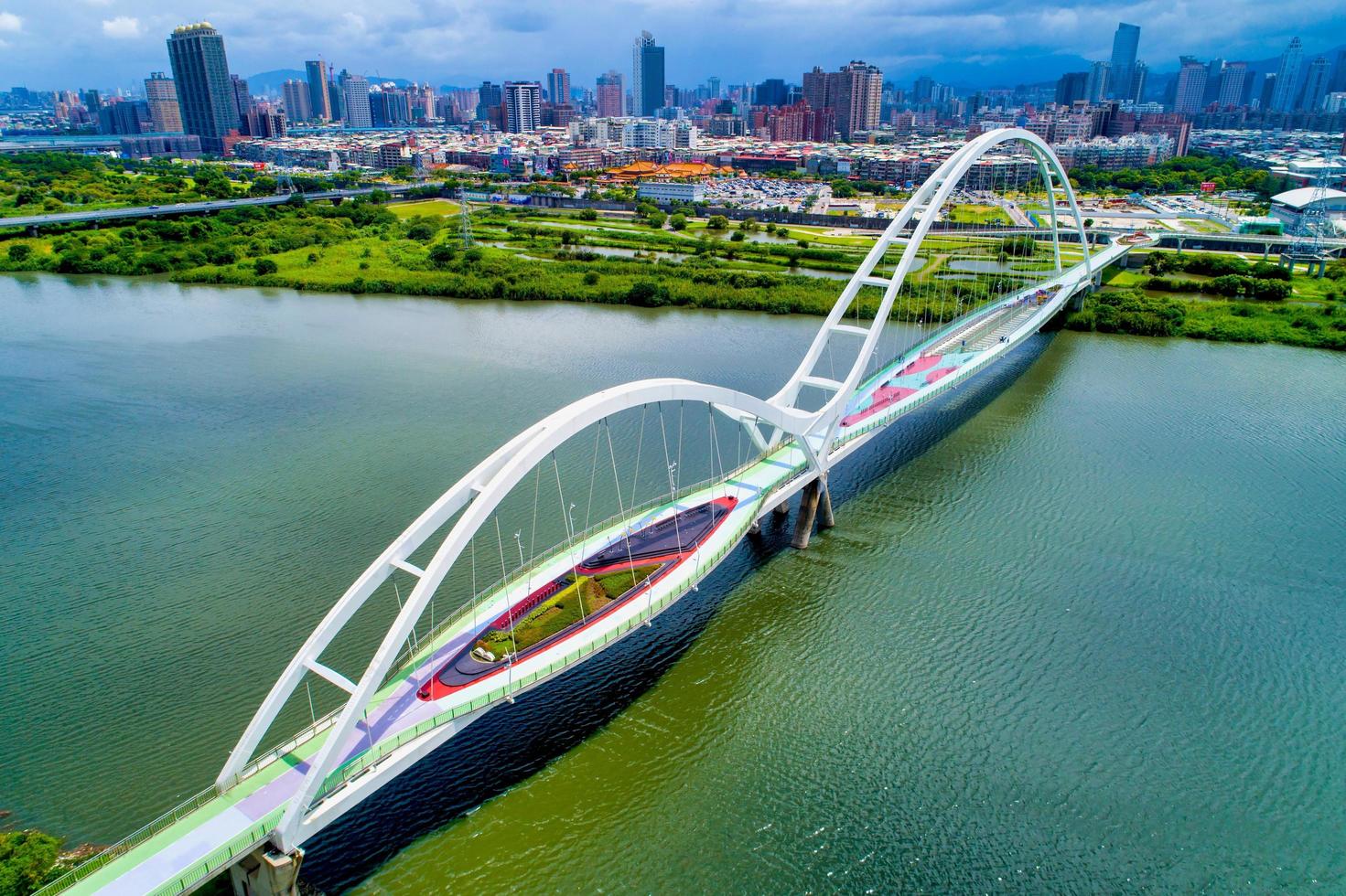 nya Taipei City, Taiwan, 11 juli 2018 - Flygfoto över halvmånen foto