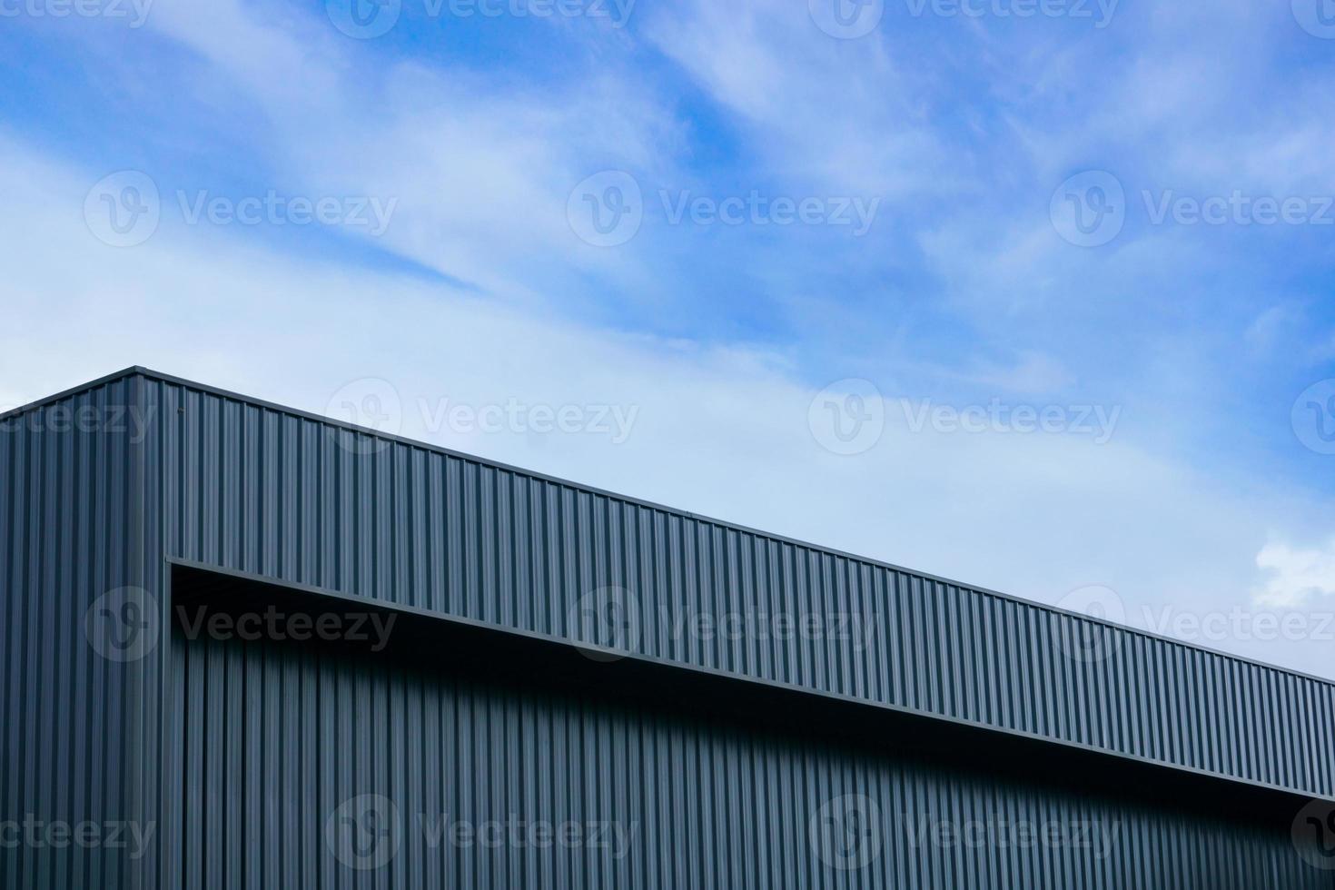 metall ark byggnad modern med levande himmel foto