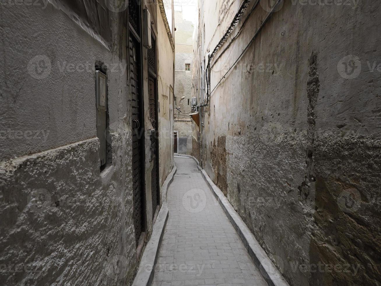 små gata i fez medina gammal stad marocko. foto